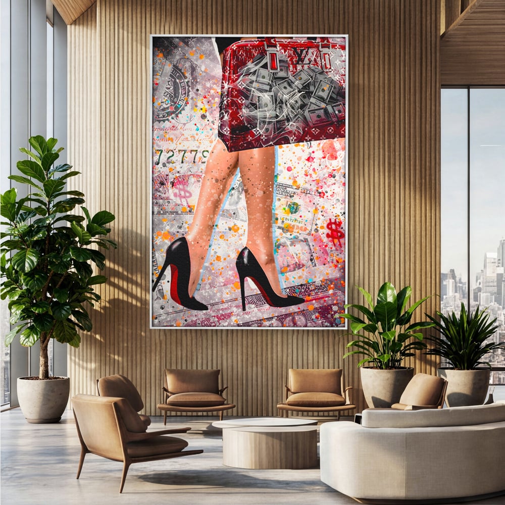 Tablou canvas cu tablou canvas cu silueta feminina si geanta rosie, in rama de aluminiu argintiu, pe perete intr-un birou
